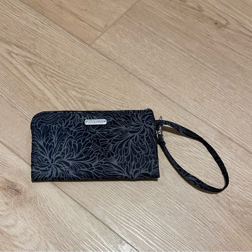 Baggallini Onyx Floral RFID Go Phone Clutch Wallet Wristlet Nylon Bag Black Gray